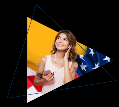Mulher com celular na mão e fones de ouvido prestando atenção ao que está ouvindo com a bandeira dos estados unidos ao fundo